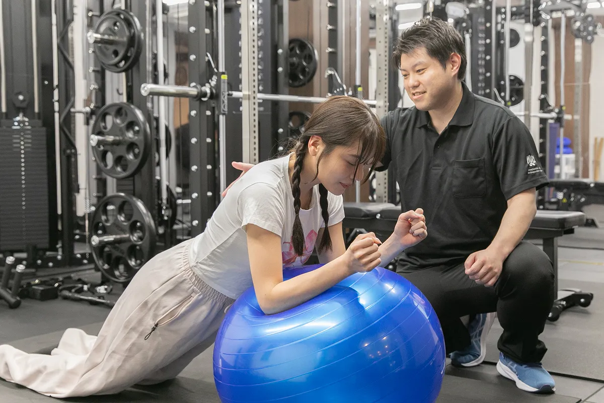 体幹を鍛えている女性