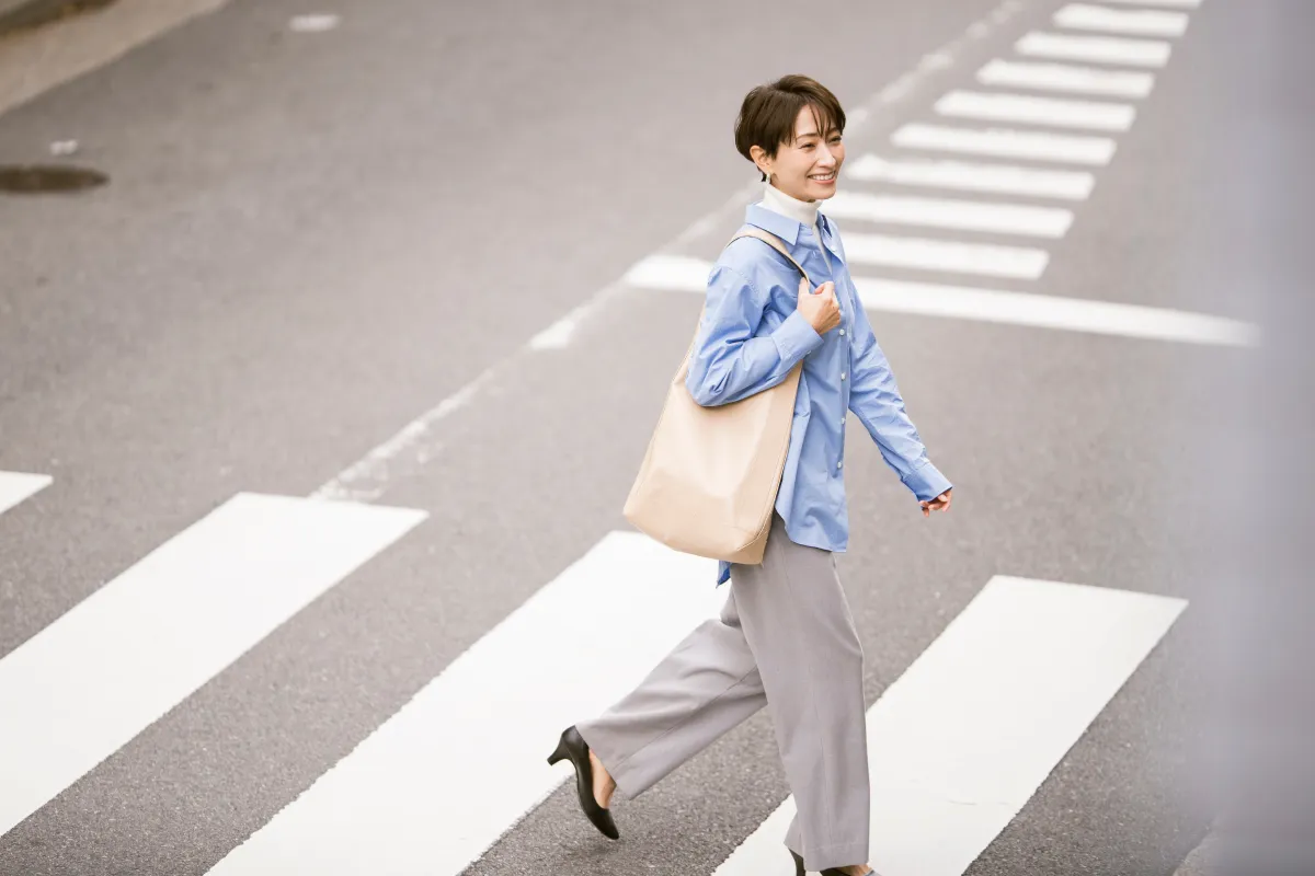 横断歩道を歩いている女性