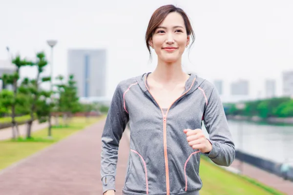 ウォーキングをする女性