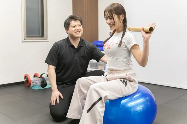 接骨院nyxで肩のトレーニングをしている様子
