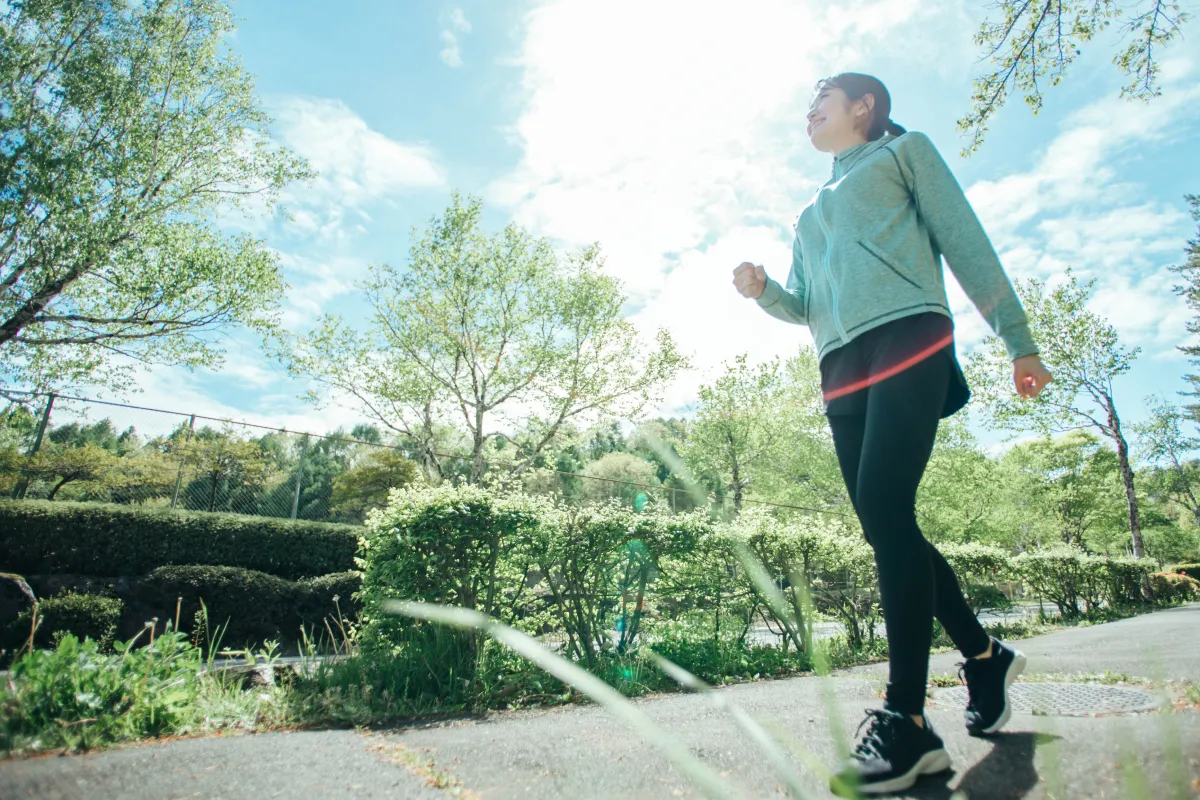 女性がウォーキングしている様子