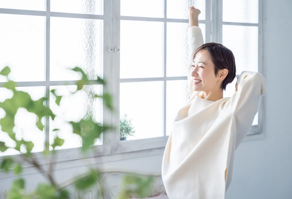 伸びをしている女性