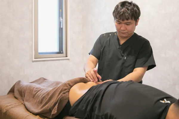 接骨院nyxで坐骨神経痛を鍼灸で改善する様子