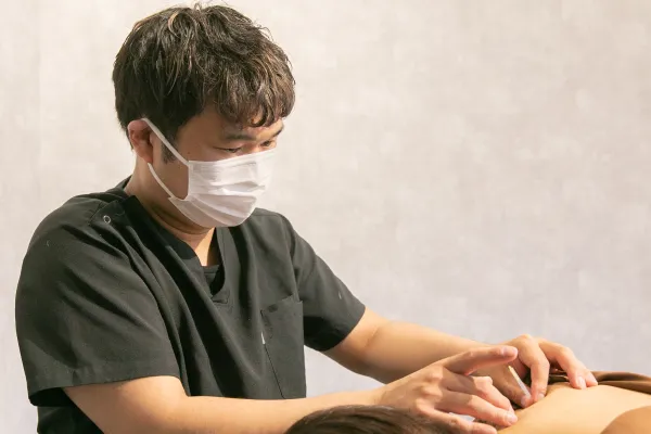 接骨院nyxで鍼灸を行う様子